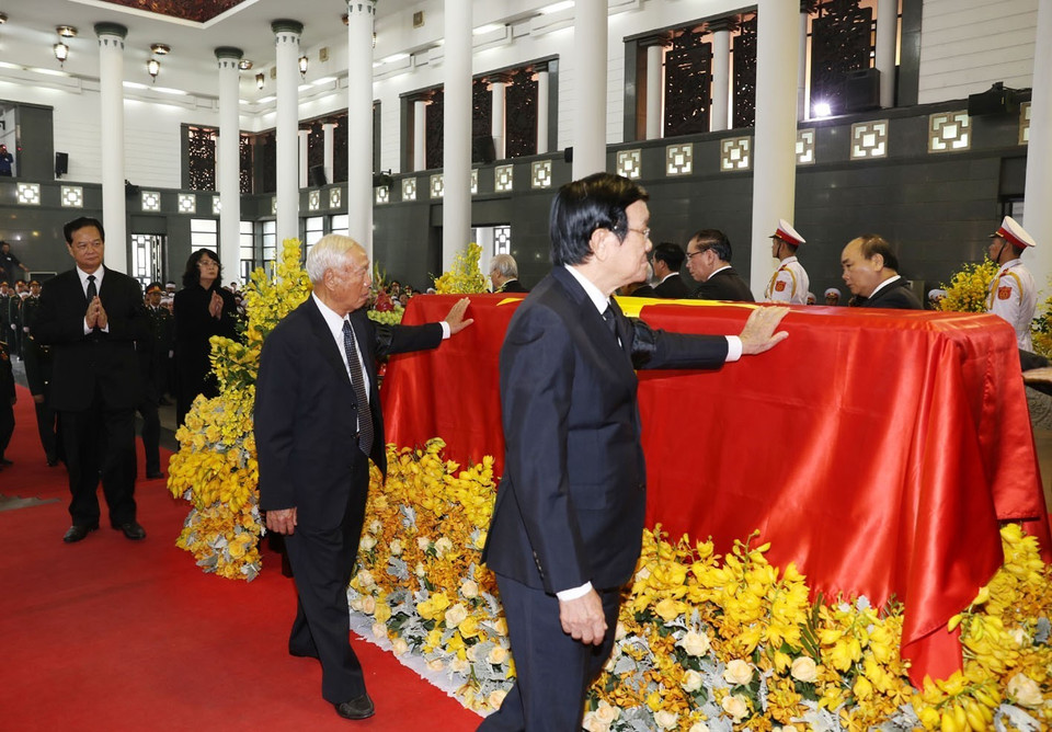 Nguyên Chủ tịch nước Trương Tấn Sang, nguyên Chủ tịch Quốc hội Nguyễn Văn An, nguyên Thủ tướng Nguyễn Tấn Dũng và các đồng chí lãnh đạo, nguyên lãnh đạo Đảng, Nhà nước đi vòng quanh linh cữu lần cuối, vĩnh biệt đồng chí Đỗ Mười. (Ảnh: Trí Dũng/TTXVN)