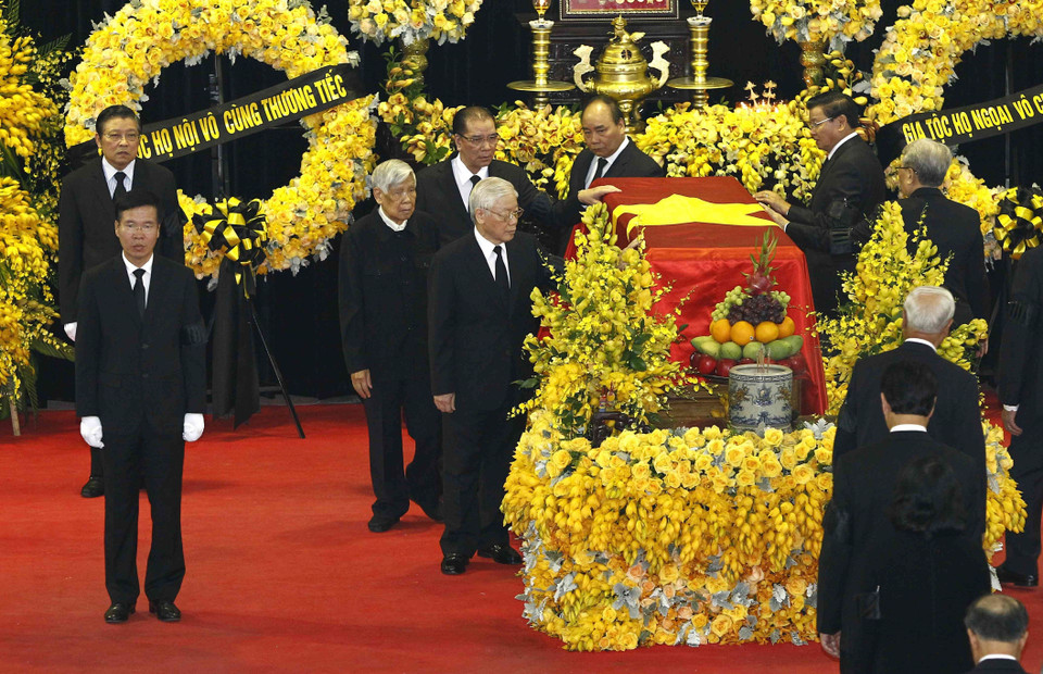Tổng Bí thư Nguyễn Phú Trọng và các đồng chí lãnh đạo, nguyên lãnh đạo Đảng, Nhà nước đi vòng quanh linh cữu lần cuối, vĩnh biệt đồng chí Đỗ Mười. (Ảnh: Văn Điệp/TTXVN)
