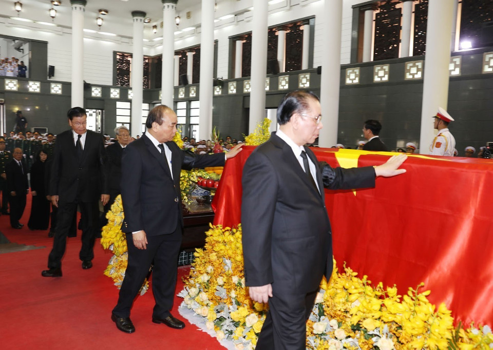 Nguyên Tổng Bí thư Nông Đức Mạnh, Thủ tướng Nguyễn Xuân Phúc, Thủ tướng Lào Thongloun Sisoulith và các đồng chí lãnh đạo, nguyên lãnh đạo Đảng, Nhà nước đi vòng quanh linh cữu lần cuối, vĩnh biệt đồng chí Đỗ Mười. (Ảnh: Trí Dũng/TTXVN)