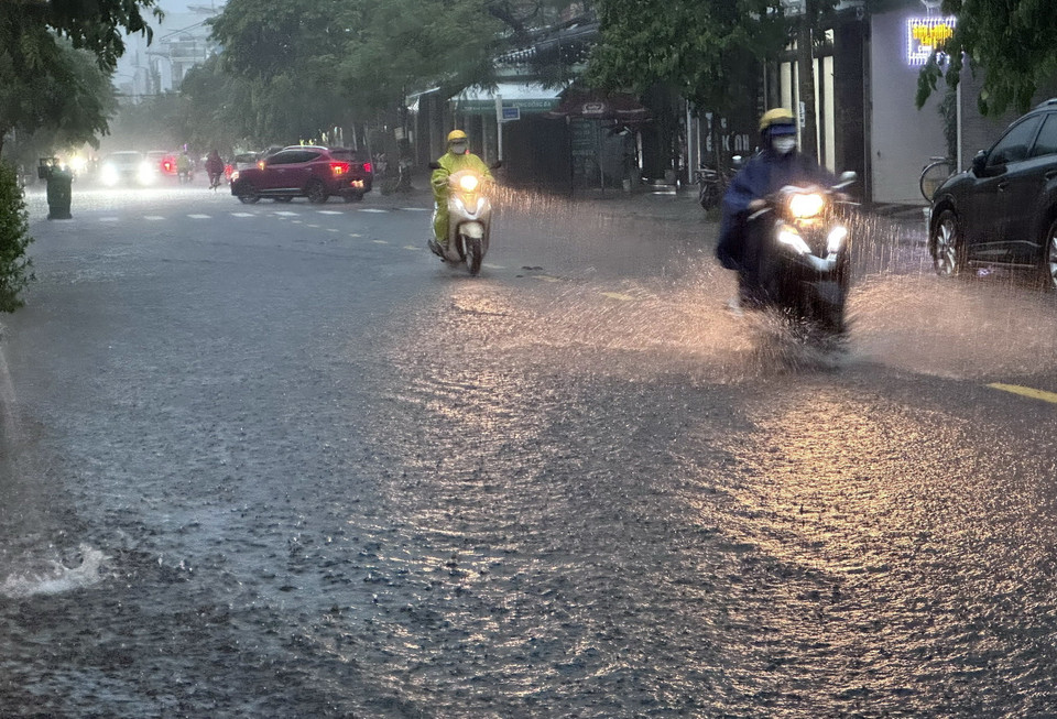 Nhiều tuyến đường trên địa bàn quận Thanh Khê ngập trong nước do mưa lớn liên tục. (Ảnh: Trần Lê Lâm/TTXVN)