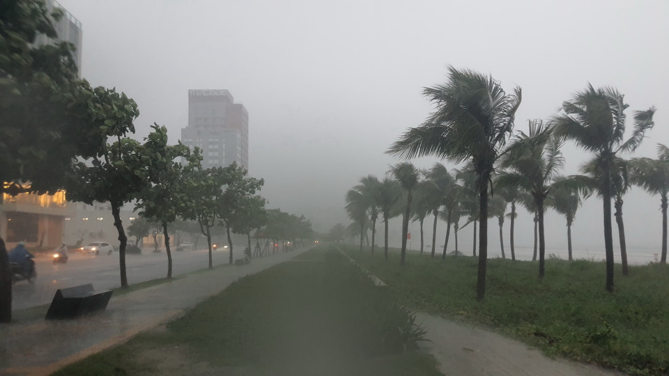 Mưa lớn kèm gió to tại biển Mỹ Khê (quận Sơn Trà, thành phố Đà Nẵng). (Ảnh: Văn Dũng/TTXVN)