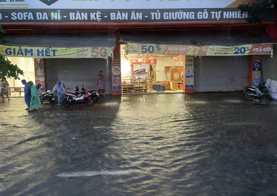 Nhiều tuyến đường tại quận Liên Chiểu (Đà Nẵng) ngập trong nước do mưa lớn liên tục. (Ảnh: Trần Lê Lâm/TTXVN)