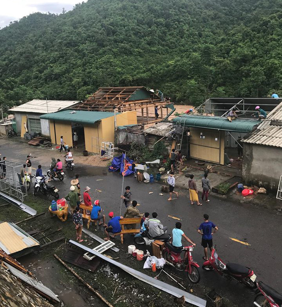 Hiện nước đã rút nhưng nước sông Mã vẫn ở mức cao, nhiều nhà đang có nguy cơ sạt lở nên buộc tháo dỡ nhà để di chuyển đến nơi an toàn. (Ảnh: TTXVN phát)