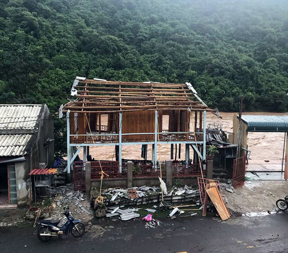 Tại bản Na Khà, xã Tén Tắn, huyện biên giới Mường Lát (Thanh Hóa), cách đây vài ngày mưa rất to, làm nhiều nhà dân bị trôi hết trâu bò. (Ảnh: TTXVN phát)