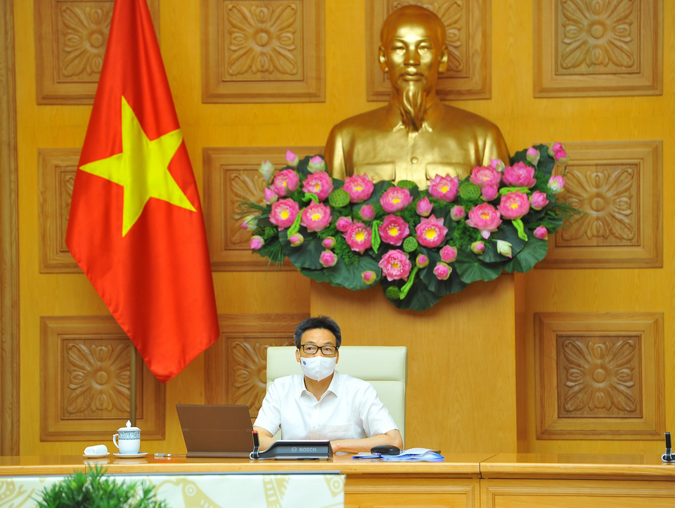Phó Thủ tướng Chính phủ Vũ Đức Đam chủ trì cuộc họp đánh giá tình hình công tác phòng, chống dịch COVID-19 trên cả nước, nhất là các tỉnh, thành phố đang thực hiện Chỉ thị 16/CT-TTg của Thủ tướng Chính phủ. (Ảnh: Minh Đức/TTXVN)