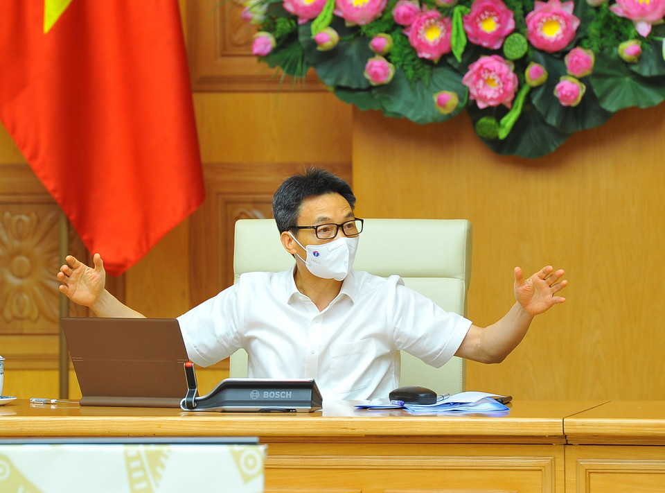 Phó Thủ tướng Chính phủ Vũ Đức Đam, Trưởng Ban Chỉ đạo Quốc gia phòng, chống COVID-19 chủ trì cuộc họp đánh giá tình hình công tác phòng, chống dịch COVID-19 trên cả nước. (Ảnh: Minh Đức/TTXVN)