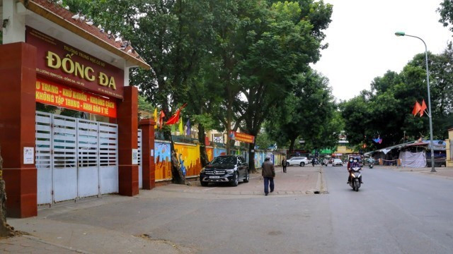 Trường THCS Đống Đa nằm đối diện với chợ Kim Liên vốn đã bị phong tỏa nhiều ngày nay. (Ảnh: Tuấn Đức/TTXVN)