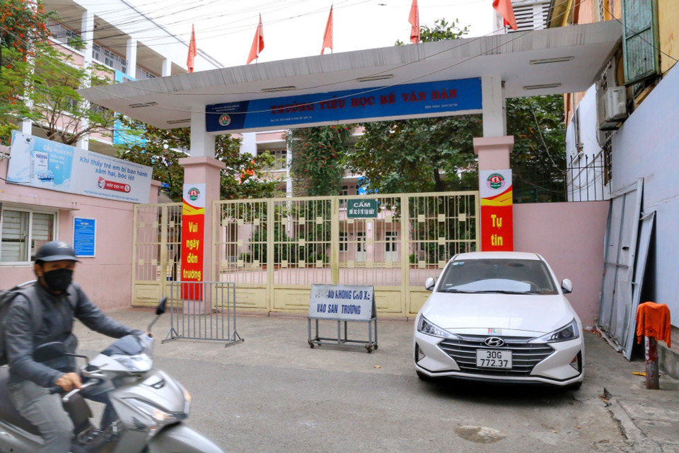 Các trường tiểu học và trung học cơ sở vẫn tiếp tục dạy trực tuyến cho học sinh. (Ảnh: Tuấn Đức/TTXVN)