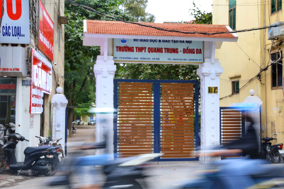 Trường THPT Quang Trung tiếp tục cho học sinh học trực tuyến sau vài ngày mở cửa dạy học trực tiếp. (Ảnh: Tuấn Đức/TTXVN)