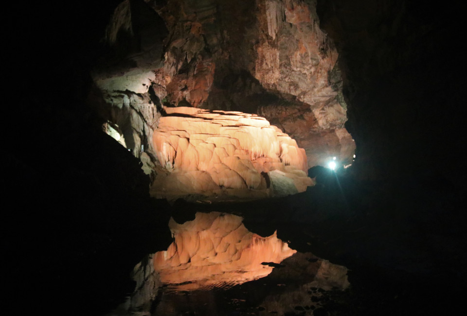 Những khối thạch nhũ kỳ vĩ trong Động Ngườm Ngao, nhánh Bản Thuôn. (Ảnh: Chu Hiệu/TTXVN)