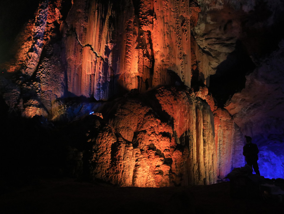 Những khối thạch nhũ kỳ vĩ trong Động Ngườm Ngao, nhánh Bản Thuôn. (Ảnh: Chu Hiệu/TTXVN)