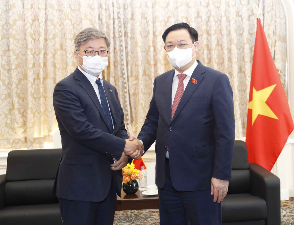 Chủ tịch Quốc hội Vương Đình Huệ tiếp Ông Jung In Sub, Tổng Giám đốc Tập đoàn Hanwa Energy. (Ảnh: Doãn Tấn/TTXVN)