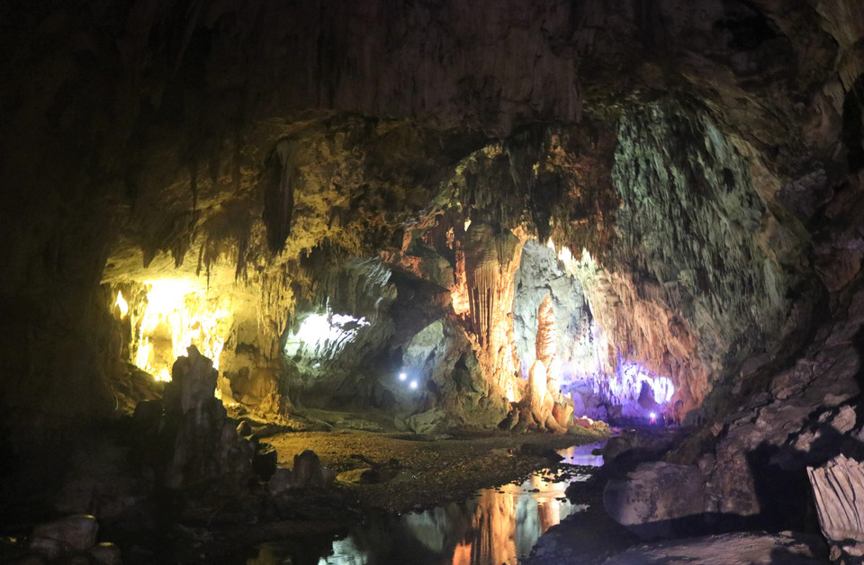 Vẻ đẹp trong Động Ngườm Ngao - nhánh Bản Thuôn như một bức tranh sơn thủy. (Ảnh: Chu Hiệu/TTXVN)