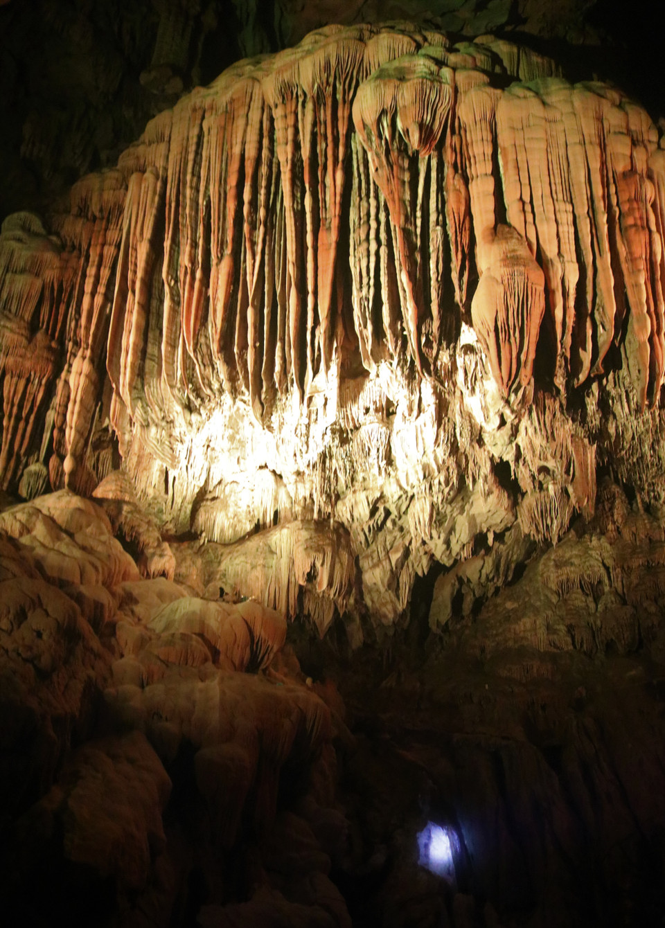 Ngành chức năng tỉnh Cao Bằng đã cho phép các công ty du lịch khai thác tuyến du lịch trải nghiệm khám phá động Ngườm Ngao - nhánh Bản Thuôn. (Ảnh: Chu Hiệu/TTXVN)
