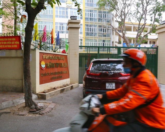 Trường THPT Kim Liên đóng cửa sau một thời gian ngắn mở cửa do dịch diễn biến phức tạp. (Ảnh: Tuấn Đức/TTXVN)