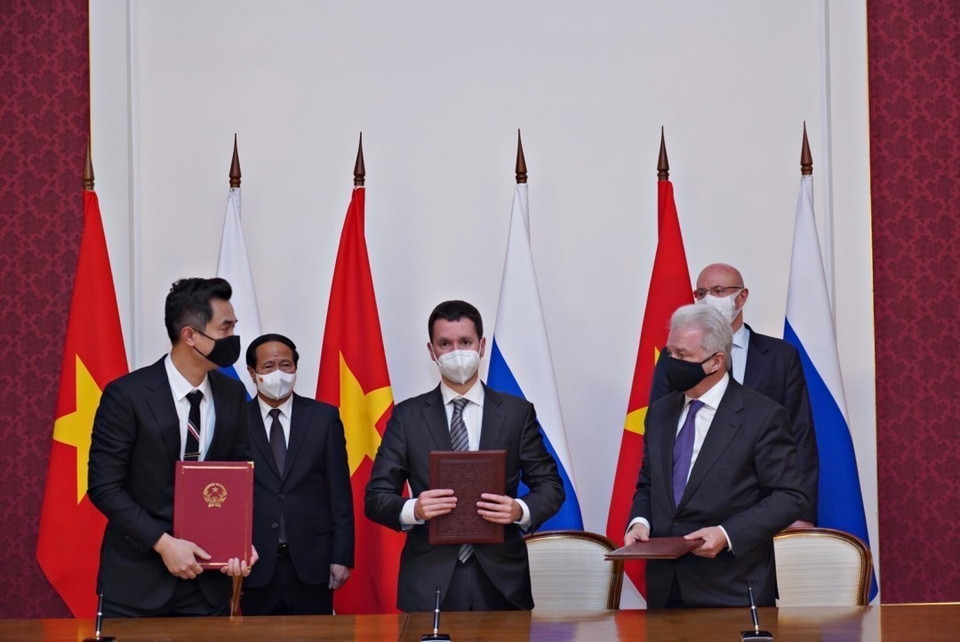 Tập đoàn T&amp;T Group ký kết biên bản ghi nhớ với Quỹ Đầu tư trực tiếp Liên bang Nga (RDIF) và Tập đoàn Binnopharm về việc chuyển giao công nghệ sản xuất, thiết lập mới một cơ sở sản xuất chu trình đầy đủ vaccine Sputnik V phòng COVID-19 tại Việt Nam. (Ảnh: TTXVN phát)