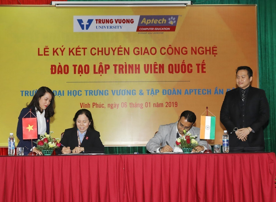 Trường Đại học Trưng Vương và Tập đoàn APTECH Ấn Độ tổ chức lễ ký kết chuyển giao công nghệ đào tạo lập trình viên quốc tế, sáng 6/1/2019, tại Vĩnh Phúc. (Ảnh: TTXVN)