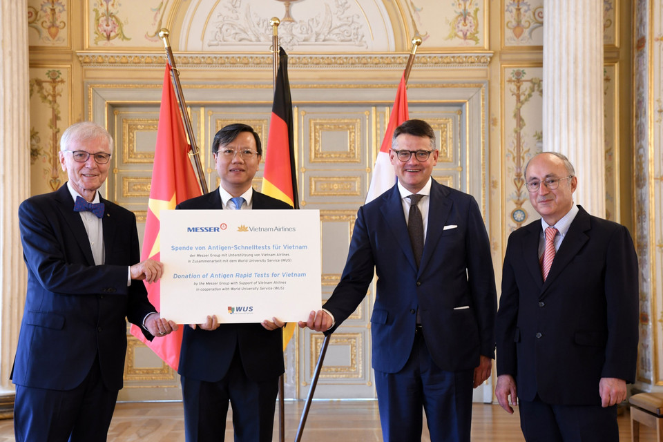 Chính quyền bang Hessen và Tập đoàn Messer của Đức trao tặng 160.000 bộ kit xét nghiệm nhanh virus SARS-Cov-2 với tổng trị giá khoảng 500.000 euro cho Việt Nam nhằm chung tay hỗ trợ nhân dân Việt Nam trong cuộc chiến chống đại dịch COVID-19, ngày15/7/2021, tại trụ sở Nghị viện bang Hessen của Cộng hòa Liên bang Đức. (Ảnh: TTXVN phát)
