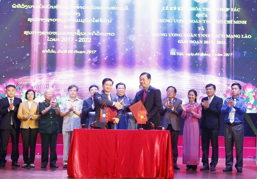 Ông Lê Quốc Phong , Bí thư thứ nhất Trung ương Đoàn và ông Sonethanou Thammavong, Bí thư Trung ương Đoàn Thanh niên NDCM Lào ký kết Thỏa thuận hợp tác giai đoạn 2017-2022 tại Lễ khai mạc Gặp gỡ Hữu nghị Thanh niên Việt Nam-Lào 2017. (Ảnh: Văn Điệp/TTXVN)