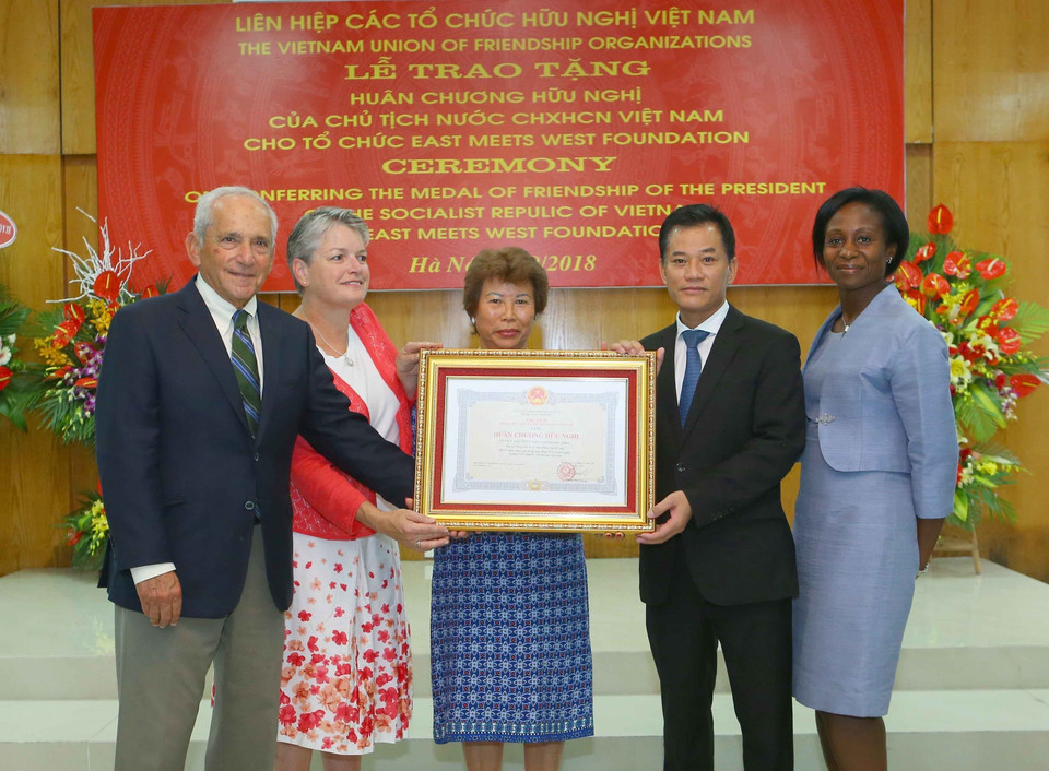 Liên hiệp các tổ chức hữu nghị Việt Nam tổ chức Lễ trao tặng Huân chương Hữu nghị của Chủ tịch nước cho tổ chức phi chính phủ Hoa Kỳ East Meets West Foundation (EMWF) vì có nhiều đóng góp trong hoạt động hỗ trợ giảm nghèo và phát triển kinh tế-xã hội của Việt Nam, sáng 13/9/2018, tại Hà Nội. (Ảnh: Doãn Tấn/TTXVN)
