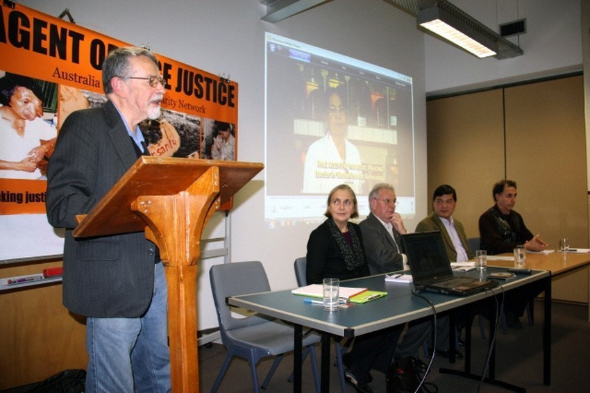 Bí thư toàn quốc Đảng Cách mạng Xã hội chủ nghĩa Australia Jonh Percy khẳng định những người bạn Australia luôn sát cánh với Việt Nam trong cuộc chiến đòi công lý cho các nạn nhân chất độc da cam tại buổi lễ ra mắt và phát động chiến dịch của Tổ chức Công lý cho nạn nhân chất độc da cam - Mạng lưới đoàn kết Australia-Việt Nam" (AOJ). (Ảnh: TTXVN)