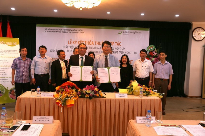 Cục trưởng Cục Kinh tế hợp tác và Phát triển nông thôn, ông Ma Quang Trung (bên trái) và Trưởng đại diện tổ chức Good Neighbors International (GNI), ông An Yong Sic ký kết thỏa thuận hợp tác Chương trình hỗ trợ phát triển hợp tác xã kiểu mới và chuỗi giá trị nông sản Việt Nam. (Ảnh: Vũ Sinh/TTXVN)