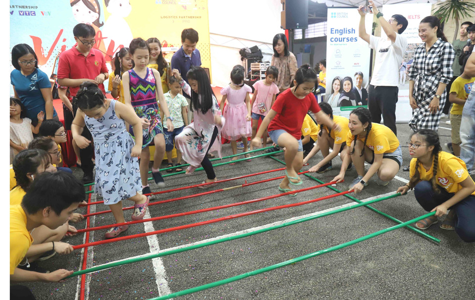 Tối 8/9/2018, Ban liên lạc cộng đồng người Việt Nam tại Singapore phối hợp với Hội sinh viên Việt Nam tại Singapore tổ chức đêm hội đón Tết Trung thu với nhiều chương trình mang đậm nét văn hóa Việt Nam. (Ảnh: Xuân Vịnh/TTXVN)