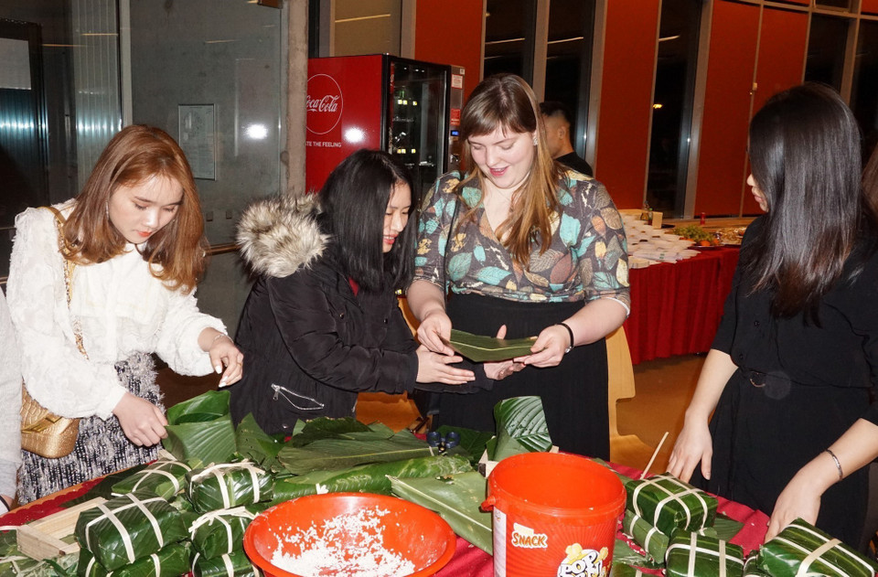 Hội Thanh niên Sinh viên Việt Nam tại Cộng hòa Séc phối hợp với Hội Du học sinh Việt Nam trường Đại học CZU tổ chức chương trình Tết Festival 2020 với tình cảm hướng về cội nguồn dân tộc, quê hương đất nước, tối 11/1/2020, tại trường Đại học Nông nghiệp (CZU) ở thủ đô Prague. (Ảnh: Hồng Kỳ/TTXVN)