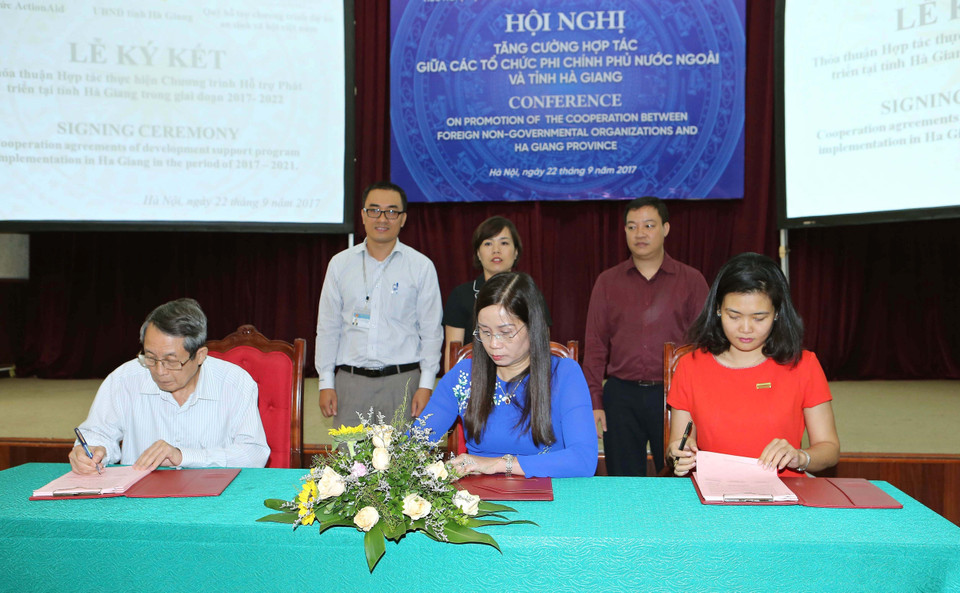 Lễ ký kết giữa UBND tỉnh Hà Giang, tổ chức ActionAid và Quỹ AFV về thỏa thuận Hợp tác thực hiện Chương trình Hỗ trợ phát triển tại tỉnh Hà Giang giai đoạn 2017-2022, sáng 22/9/2017, tại Hà Nội. (Ảnh: Doãn Tấn/TTXVN)