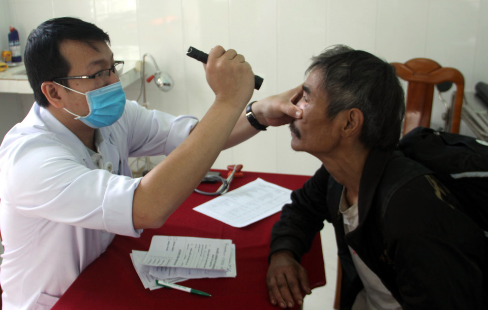 Chung tay khắc phục hậu quả bão lũ, Tổ chức phi chính phủ Vinacapital Dunation (VCF) của Mỹ đang hoạt động tại Việt Nam tài trợ phối hợp với Bệnh viện Hoàn Mỹ (Đà Nẵng) tổ chức khám, chữa bệnh và cấp phát thuốc miễn phí cho người dân xã Trà Leng và xã Trà Vân của huyện Nam Trà My (Quảng Nam). (Ảnh: Trịnh Bang Nhiệm/TTXVN)