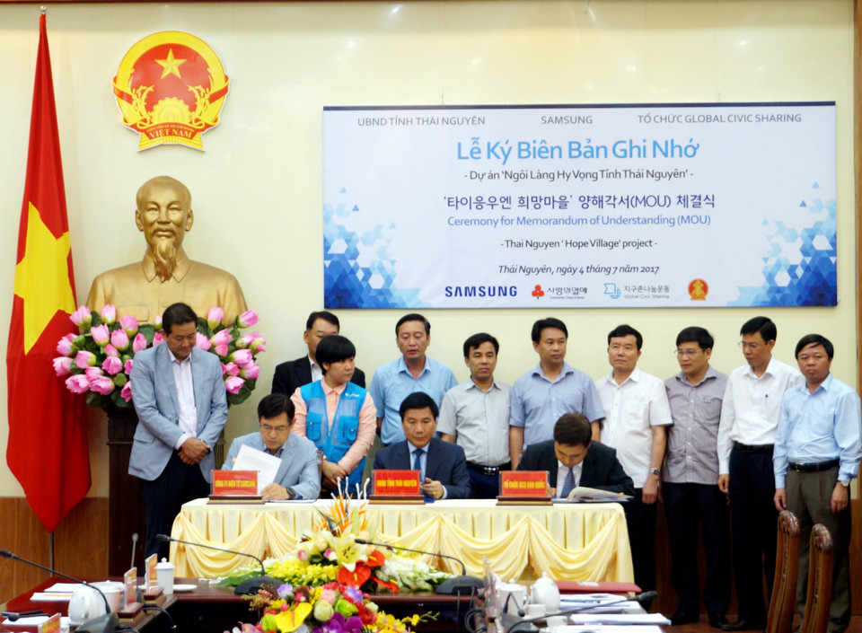 UBND tỉnh Thái Nguyên tổ chức Lễ ký biên bản ghi nhớ Dự án “Ngôi làng hy vọng” tỉnh Thái Nguyên với Công ty Samsung Electronics Việt Nam và Tổ chức Global Civic Sharing, Hàn Quốc (Tổ chức phi chính phủ của Hàn Quốc), ngày 4/7/2017, hỗ trợ 363 hộ dân vay vốn mua trâu sinh sản. (Ảnh: Thu Hằng/TTXVN)