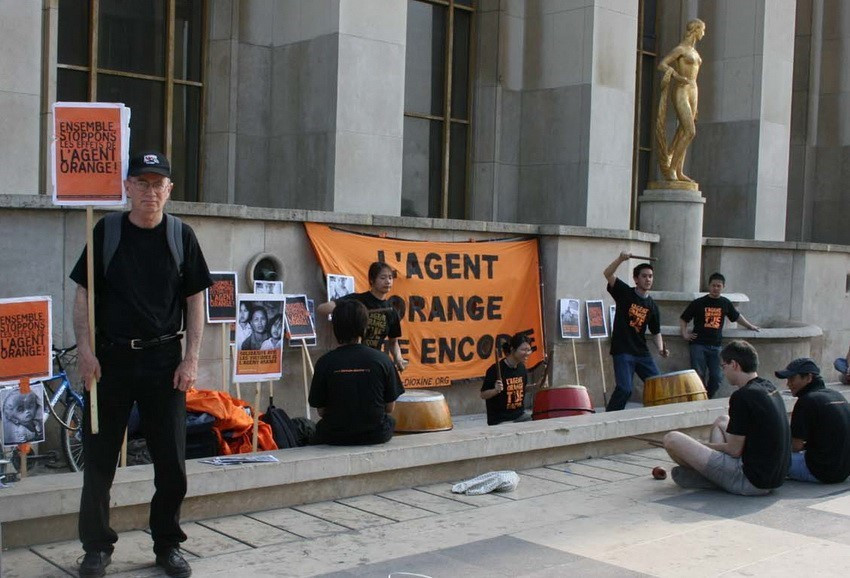 Bạn bè quốc tế tham gia míttinh ủng hộ các nạn nhân chất độc da cam Việt Nam ở quảng trường Trocadero (Paris-Pháp). (Ảnh: Thu Hà/TTXVN)