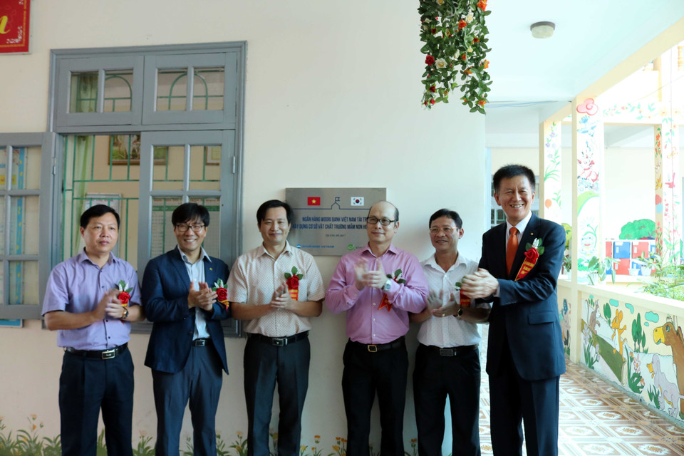 Lễ khánh thành và bàn giao công trình cải thiện cơ sở vật chất cho trường Mầm non Hoa Hồng và trường Tiểu học Nam Hồng, thuộc phường Thọ Xương, thành phố Bắc Giang, ngày 16/9/2017. Công trình có tổng kinh phí gần 2 tỷ đồng từ nguồn tài trợ của WOORIBANK VIETNAM - ngân hàng 100% vốn của WOORIBANK (ngân hàng hàng đầu Hàn Quốc) thông qua Tổ chức KFHI thực hiện. (Ảnh: Việt Hùng/TTXVN)