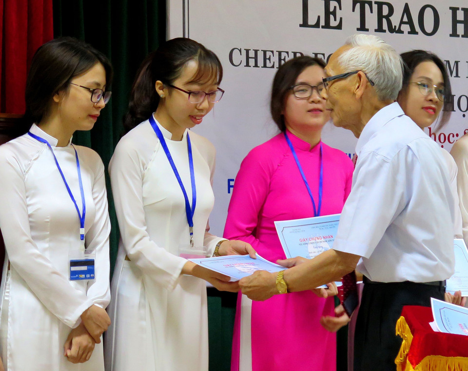 Ngày 9/5/2019, Trường Đại học Y Dược, Đại học Huế phối hợp với Quỹ học bổng Cheers for Vietnam - Tổ chức phi chính phủ của Hoa Kỳ, trao học bổng cho 83 sinh viên, học viên sau đại học có hoàn cảnh khó khăn vươn lên trong học tập, năm học 2018-2019 với tổng giá trị học bổng gần 16.000 USD. (Ảnh: Tường Vi/TTXVN)