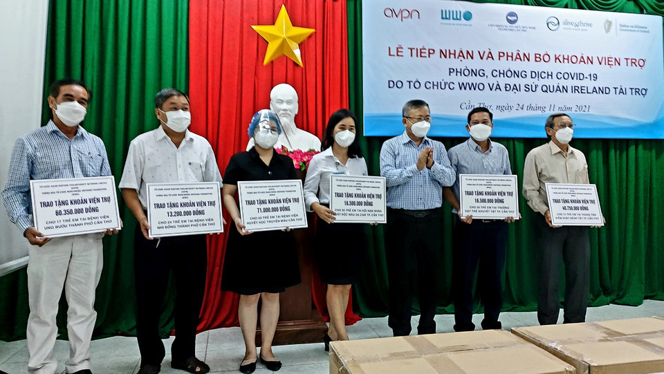 Liên hiệp các tổ chức hữu nghị thành phố Cần Thơ tổ chức Lễ tiếp nhận và phân bổ khoản viện trợ phòng, chống dịch COVID-19 do Đại sứ quán Ireland tài trợ thông qua tổ chức Family Health International (FHI 360) và tổ chức Asian Venture Philanthropy Network Limited (AVPN) tài trợ thông qua tổ chức Worldwide Orphans Foundation (WWO) đến các bệnh viện và đơn vị tuyến đầu nhằm chia sẻ những khó khăn trong công tác phòng, chống dịch. (Ảnh: Thu Hiền/TTXVN)