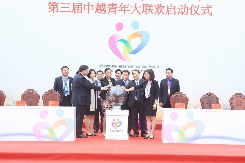 Các đại biểu thực hiện nghi thức khởi động Liên hoan thanh niên Việt Nam-Trung Quốc lần thứ 3 sáng 7/11/2016, tại Cửa khẩu Quốc tế Hữu nghị (Lạng Sơn). (Ảnh: Phạm Kiên/TTXVN)