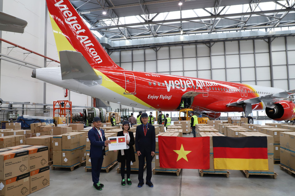 Lễ tiếp nhận 10 tấn hàng viện trợ theo lời kêu gọi của Đại sứ quán nhằm hỗ trợ công tác phòng chống dịch COVID-19 ở Việt Nam, ngày 17/8/2021, tại Hamburg (Đức). (Ảnh: Mạnh Hùng/TTXVN)