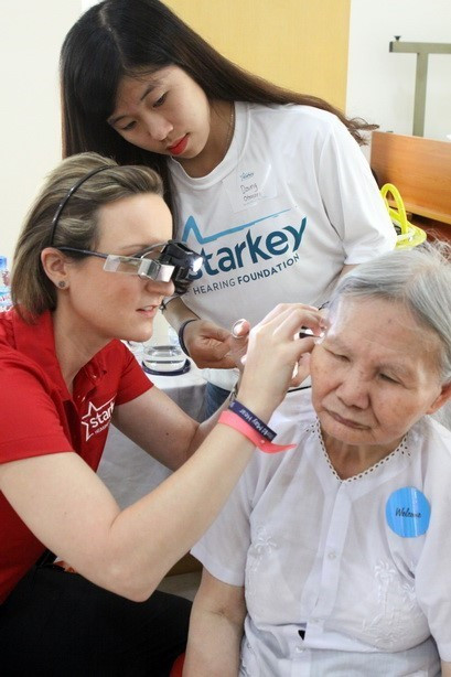 Các chuyên gia thuộc Quỹ Starkey Foundation USA trao tặng và cài đặt máy trợ thính cho người cao tuổi Hà Nội. (Ảnh: Dương Ngọc/TTXVN)