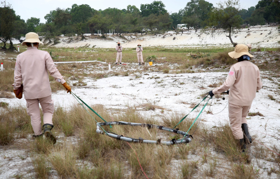 Thành viên MAT 19 - đội nữ rà phá bom mìn duy nhất trong 40 đội rà phá bom mìn do tổ chức phi chính phủ Nhóm Cố vấn bom mìn (MAG) thành lập, triển khai hoạt động tại tỉnh Quảng Trị. (Ảnh: Hồ Cầu/TTXVN)