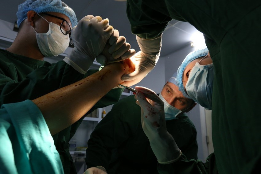 Bệnh viện Chỉnh hình và Phục hồi chức năng Hà Nội phối hợp với Tổ chức quốc tế MOI và AOFAS tổ chức khám và mổ miễn phí cho các đối tượng có dị tật về hệ vận động, người tàn tật. (Ảnh: Anh Tuấn/TTXVN)