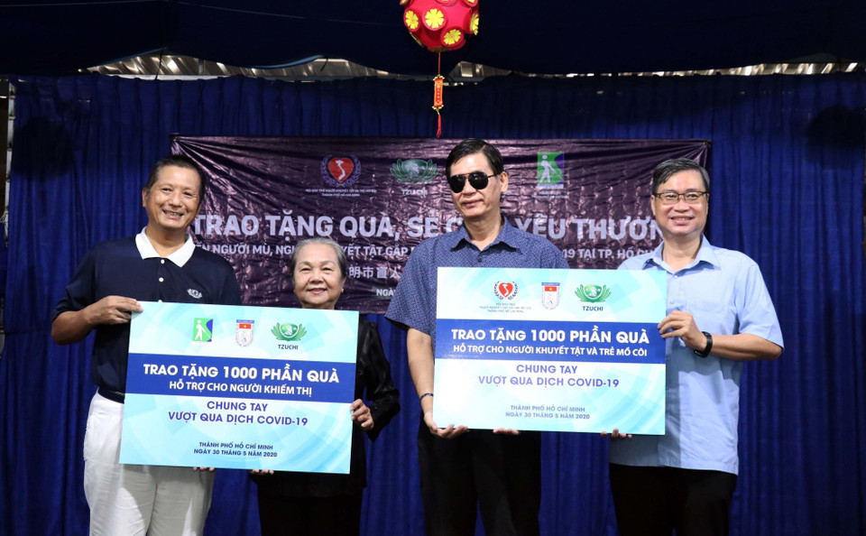 Liên hiệp các tổ chức hữu nghị Thành phố Hồ Chí Minh phối hợp cùng tổ chức phi chính phủ Tzu Chi của Đài Loan (Trung Quốc) trao tặng 2.000 phần quà có tổng giá trị 3 tỷ đồng cho Hội Bảo trợ Người khuyết tật và Trẻ mồ côi Thành phố và Hội Người mù Thành phố Hồ Chí Minh nhằm chia sẻ, động viên những người khuyết tật, trẻ mồ côi vượt qua khó khăn do ảnh hưởng dịch COVID-19, ngày 30/5/2021. (Ảnh: TTXVN)