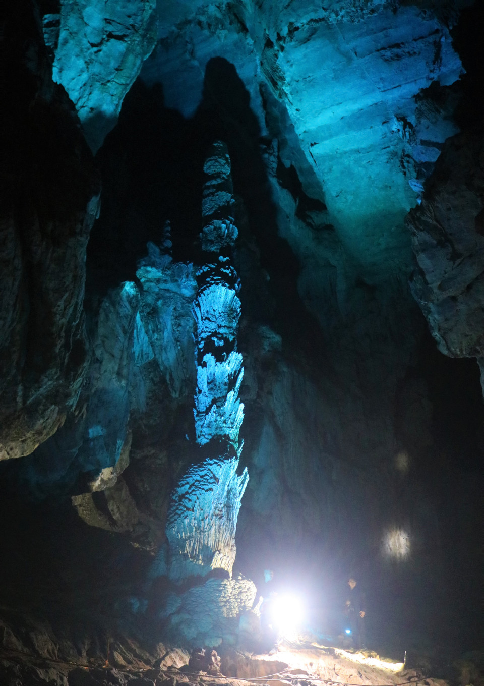 Vẻ đẹp kỳ vĩ trong Động Ngườm Ngao, nhánh Bản Thuôn. (Ảnh: Chu Hiệu/TTXVN)