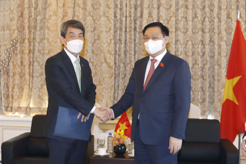 Chủ tịch Quốc hội Vương Đình Huệ tiếp ông Lee Dong Gull, Chủ tịch kiêm Tổng Giám đốc Ngân hàng Phát triển Hàn Quốc (KDP). (Ảnh: Doãn Tấn/TTXVN)