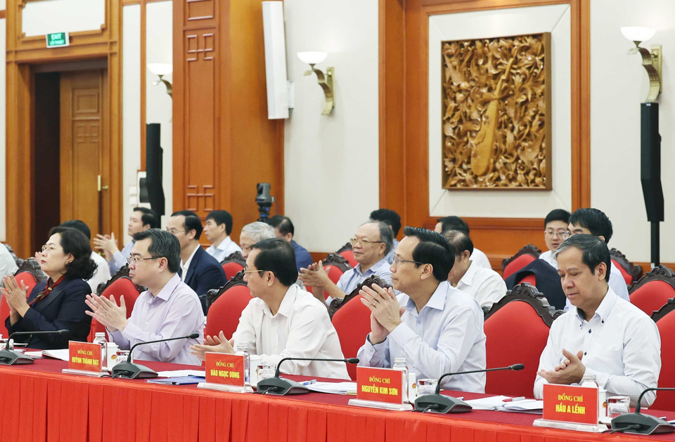 Thành viên Tiểu ban Kinh tế-Xã hội Đại hội XIV của Đảng tham dự buổi làm việc. (Ảnh: Thống Nhất/TTXVN)