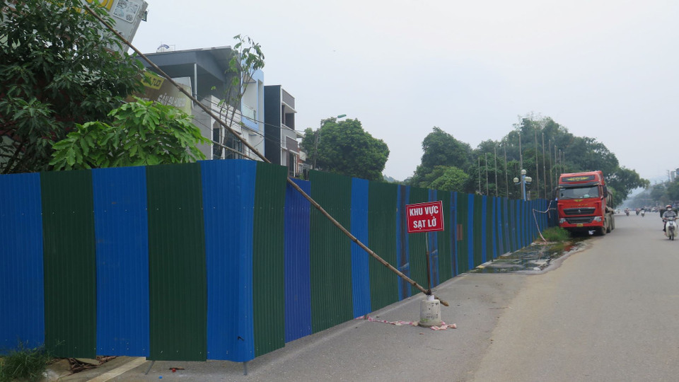 Tuyến phố Tùng Tung nằm trong khu vực sạt lở. (Ảnh: Hương Thu/TTXVN)