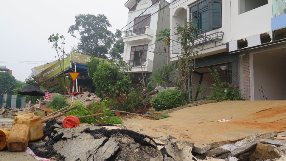 Đất ở dãy phố Tùng Tung ngày càng trồi lên cao khiến nhiều ngôi nhà bị xô nghiêng và có nguy cơ sập hoàn toàn. (Ảnh: Hương Thu/TTXVN)