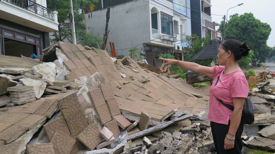 Không thể trở về nơi ở cũ, bà Vi Thị Giáng cũng như người dân bị thiệt hại mong muốn chính quyền và các cơ quan chức năng sớm có phương án để ổn định lại cuộc sống. (Ảnh: Hương Thu/TTXVN)