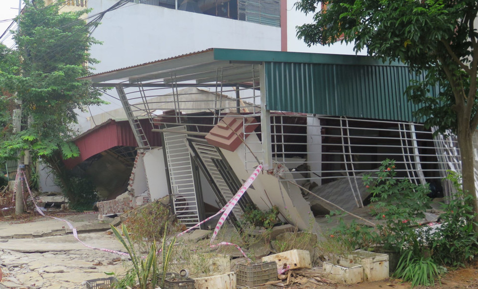 Đất ở dãy phố Tùng Tung ngày càng trồi lên cao khiến nhiều ngôi nhà bị xô nghiêng và có nguy cơ sập hoàn toàn. (Ảnh: Hương Thu/TTXVN)