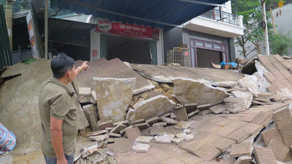 Không thể trở về nơi ở cũ, người dân mong muốn chính quyền và các cơ quan chức năng sớm có phương án để ổn định lại cuộc sống. (Ảnh: Hương Thu/TTXVN)