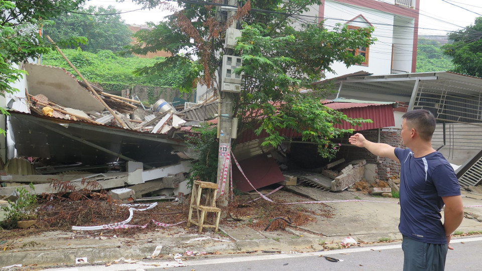 Nhiều hộ dân bị ảnh hưởng trực tiếp bởi đất đá sạt lở xuống, phá hủy các công trình phụ như bếp, cây vườn. (Ảnh: Hương Thu/TTXVN)